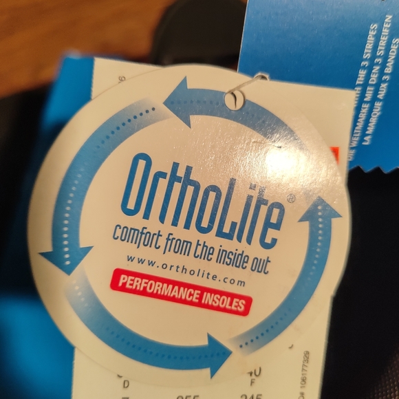 Adidas womens black, pink, and white new with tags. Size 7 - Picture 6 of 8